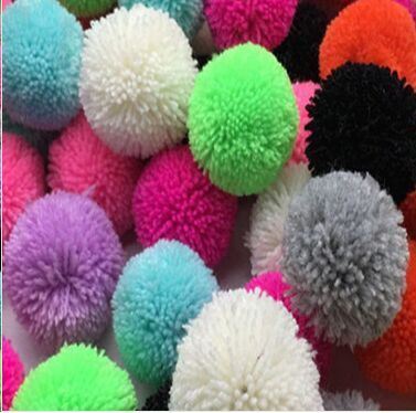 Decorações de sortimento colorido de bolas de pompom